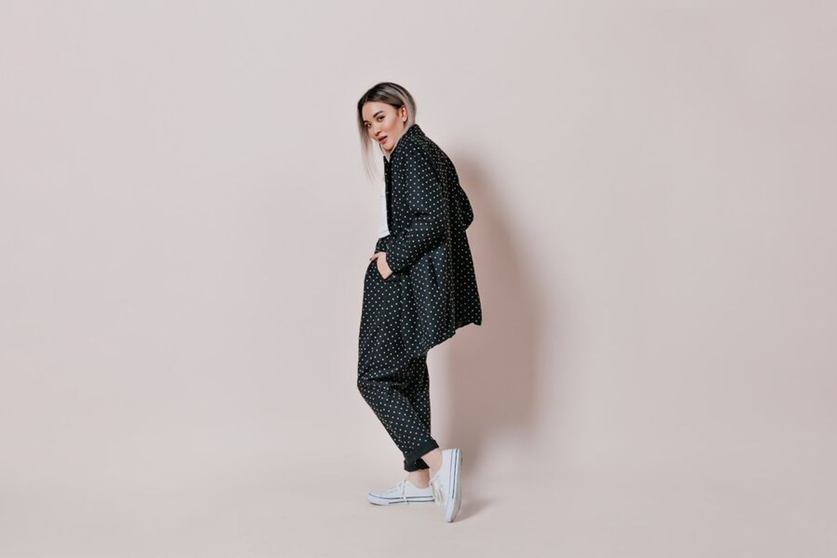 old money, outfit kantor, rekomendasi outfit kantor, outfit kerja wanita, baju kantor wanita, baju kantor, outfit kantor wanita, ootd kantoran, 4 Inspirasi Outfit Kerja Gaya Old Money yang Elegan dan Timeless, 1. Kemeja bordir , 2. Blus organza, 3. Setelan satu warna netral, 4. Outer bermotif 