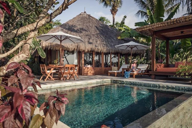 Mulai dari Bali hingga NTT, hotel atau akomodasi ramah lingkungan ini menawarkan pengalaman staycation nyaman dengan konsep berkelanjutan. Salah satunya Nihi Sumba., 1. Hyatt Regency Yogyakarta, 2. Soori Bali, 3. Greenhost Boutique Hotel Prawirotaman, 4. Alila Villas Uluwatu, 5. Merumatta Senggigi Lombok, 6. Alila Solo, 7. Mercure Bali Sanur Resort, 8. Nihi Sumba