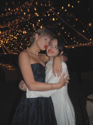 Selena Gomez, Taylor Swift, Selena Gomez menikah, Oscar de la Renta, the life of a showgirl, pernikahan selena gomez, album taylor swift terbaru, taylor swift hadir di pernikahan selenan gomez, selena gomez dan taylor swift, Gaya Taylor Swift di Pernikahan Selena Gomez, Elegan dan Timeless, Gaun Oscar de la Renta yang menawan, Tampil formal di acara pra-pernikahan, Taylor Swift memuji Selena Gomez, Elegan dan tulus