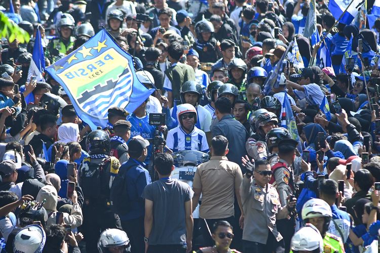 Persib, Super League 2025-2026, Bojan Hodak, Dedi Mulyadi, Persijap, Persib Juara, BERITA FOTO Konvoi Juara Persib, Bandung Lautan Biru