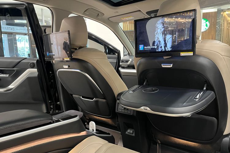 modifikasi, kecelakaan, headrest, mobil, Jangan Pasang TV di Headrest, Bisa Cedera Parah Saat Kecelakaan