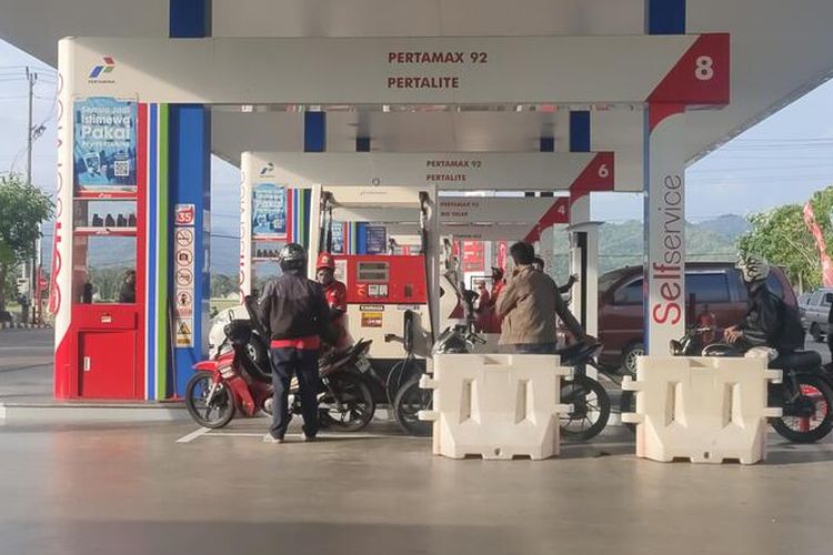 pergerakan harga, BBM non-subsidi, Kisah Harga BBM Jabodetabek 2025: Dari Stabil, Langka, Hingga Naik, Awal Tahun: Harga Masih Terkendali, Kuartal II/2025: Harga Melandai, Juli 2025: Titik Balik Kenaikan, Agustus–September 2025: Harga Turun, Stok Swasta Terbatas, Akhir Tahun: Harga Menutup Lebih Tinggi