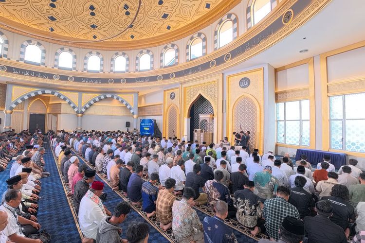masjid, Megah dan Ikonik, 7 Masjid Indonesia Rasa Timur Tengah, 1. Masjid Ramlie Musofa, 2. Masjid Al-Ikhlas PIK, 3. Masjid At-Thohir, 4. Masjid Agung An-Nur, 5. Masjid Dian Al-Mahri / Masjid Kubah Emas, 6. Masjid Nasional Al-Akbar