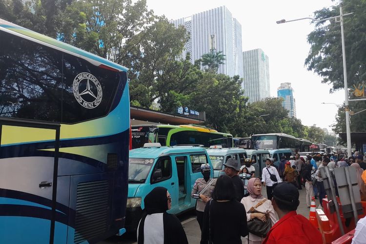 Kemacetan, boros, Konsumsi BBM, mobil, Mengapa Kemacetan Picu Konsumsi BBM Mobil Jadi Boros?, Kemacetan Memicu Kenaikan Konsumsi BBM Mobil, Stop-and-Go Meningkatkan Borosnya BBM, Penggunaan AC Menambah Beban Mesin, Mesin Mengkonsumsi BBM Saat Idling, Kenaikan Angka Konsumsi BBM Terkesan Boros, Kesimpulan