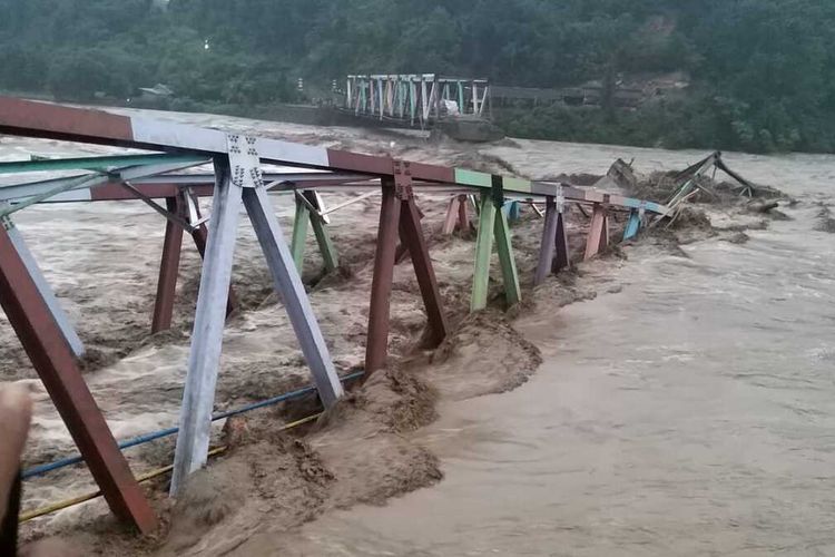 Aceh, banjir Aceh, banjir aceh, banjir bandang Aceh, banjir aceh hari ini, Banjir Sumatera Utara, update banjir Aceh, aceh kebanjiran, BERITA FOTO: Potret Duka Aceh, 30 Orang Meninggal, Sekolah Diliburkan, 30 orang meninggal, Status tanggap darurat bencana, Wilayah yang terdampak banjir Aceh, Fokus penanganan pengungsi korban banjir, Sekolah diliburkan