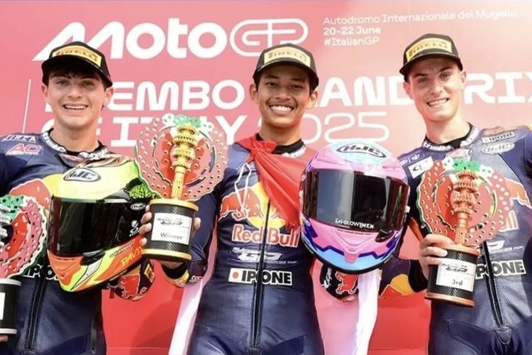 Sirkuit Mugello, Red Bull Rookies Cup 2025, Astra Honda Racing Team, Veda Ega Pratama, red bull rookies cup 2025, Pebalap Veda Ega Kibarkan Bendera Merah Putih Sirkuit Mugello