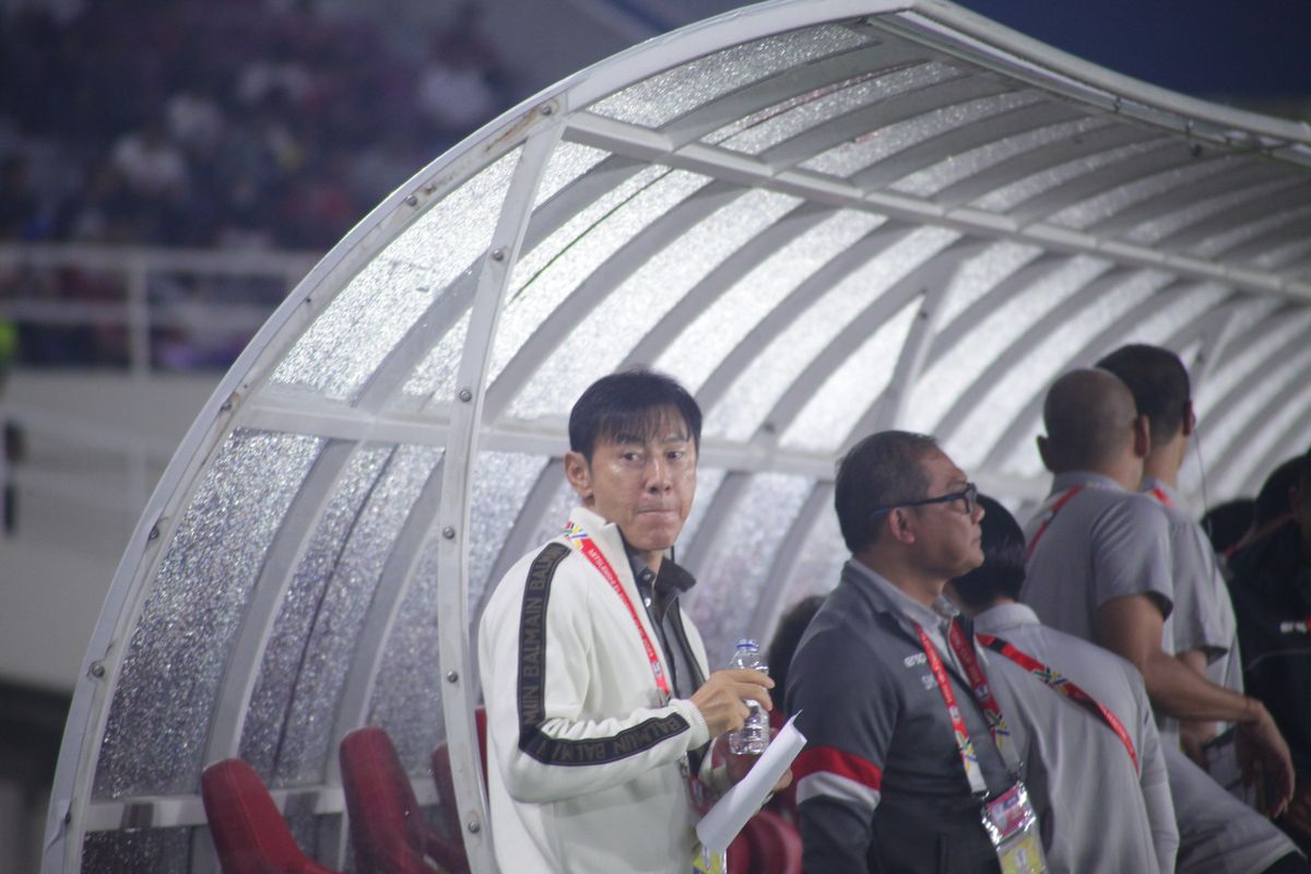 Nova Arianto, Timnas U17 Indonesia, Shin Tae-yong, Timnas Indonesia, timnas u17 Indonesia, Timnas U-17, piala dunia u-17, nova arianto, Piala Asia U17 2025, Pujian Shin Tae-yong untuk Nova Arianto: Akan Jadi Pelatih Andal Indonesia