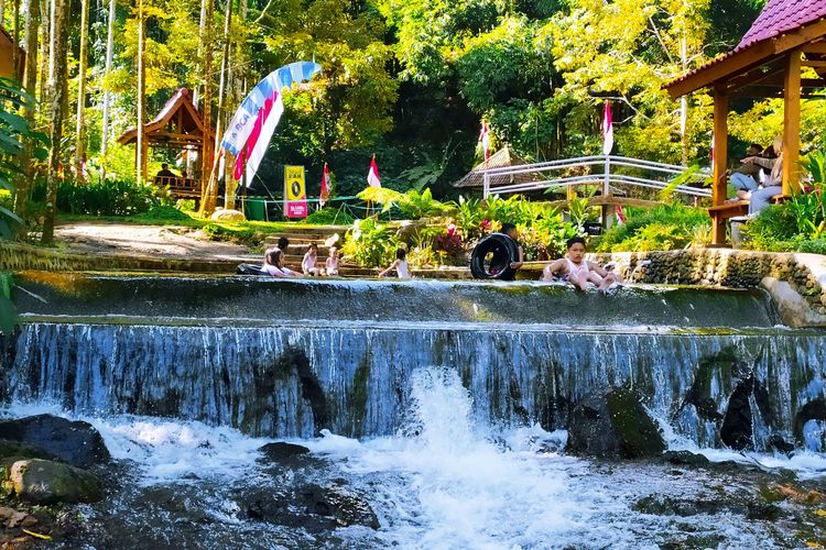 wisata Banyuwangi, wisata banyuwangi, tempat wisata di banyuwangi, wisata banyuwangi terbaru, tempat wisata di banyuwangi yang wajib dikunjungi, tempat wisata di banyuwangi jawa timur, 4 Rekomendasi Wisata di Banyuwangi, Cocok untuk Libur Akhir Tahun, 1. Sendang Seruni, 2. Air Terjun Jagir , 3. Pantai Boom, 4. De Djawatan Forest