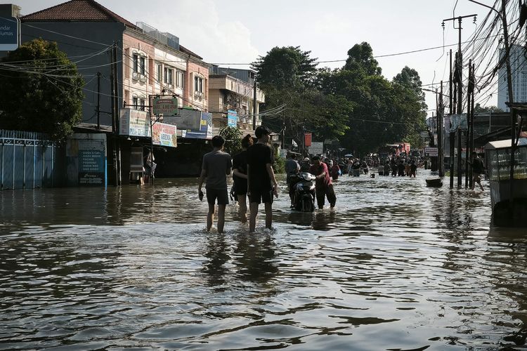 Longsor di Pesisir Barat Lampung, banjir bandang lampung 2025, banjir di pesisir barat lampung, rumah terendam banjir Lampung, mobil terendam banjir Lampung, pohon tumbang akibat hujan Lampung, cuaca ekstrem lampung, BPBD Pesisir Barat banjir, Banjir Bandang Lampung: 90 Rumah dan 7 Mobil Terendam, Jalan Terputus Dihantam Longsor