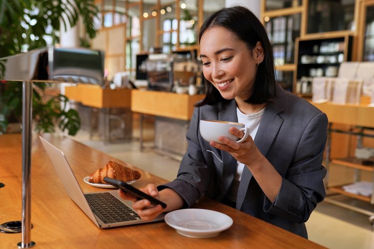 starbucks, Kafe di Korea Selatan, Starbucks Korea, fenomena cagongjok, budaya nongkrong Korea, kerja remote di kafe, Banyak Pelanggan Bawa Komputer &amp; Printer, Starbucks Korea Bikin Aturan Baru, Fenomena Cagongjok di Kafe Korea, Budaya Nongkrong dan Sejarahnya, Ruang Kantor yang Semakin Sulit, Starbucks Kembali ke Identitas Kafe