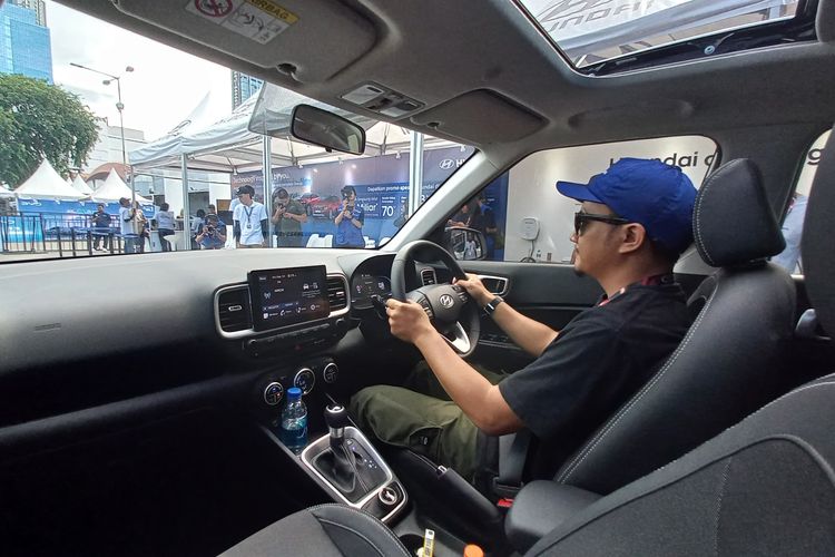 Hyundai Venue, Strategi Produk Terbatas, SUV kompak, penjualan menurun, strategi produk terbatas, Evaluasi Penjualan Hyundai Venue di Pasar SUV Ringkas Indonesia, Kesulitan Penjualan Venue di Pasar SUV Ringkas, Strategi Produk Terbatas Menjadi Penyebab Rendahnya Penjualan, Venue Tak Hadir di GIIAS 2025, Venue Masih Dalam Proses Penjajakan Pasar, Persaingan yang Makin Ketat