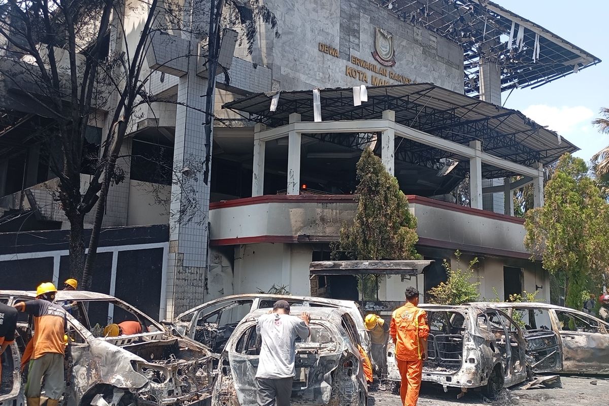 Makassar, DPRD Makassar, demo Makassar, demo makassar hari ini, demo makassar memanas, demo makassar ricuh, dprd makassar dibakar, BPBD Makassar Taksir Kerugian Kebakaran Gedung DPRD Capai Rp 253,4 Miliar