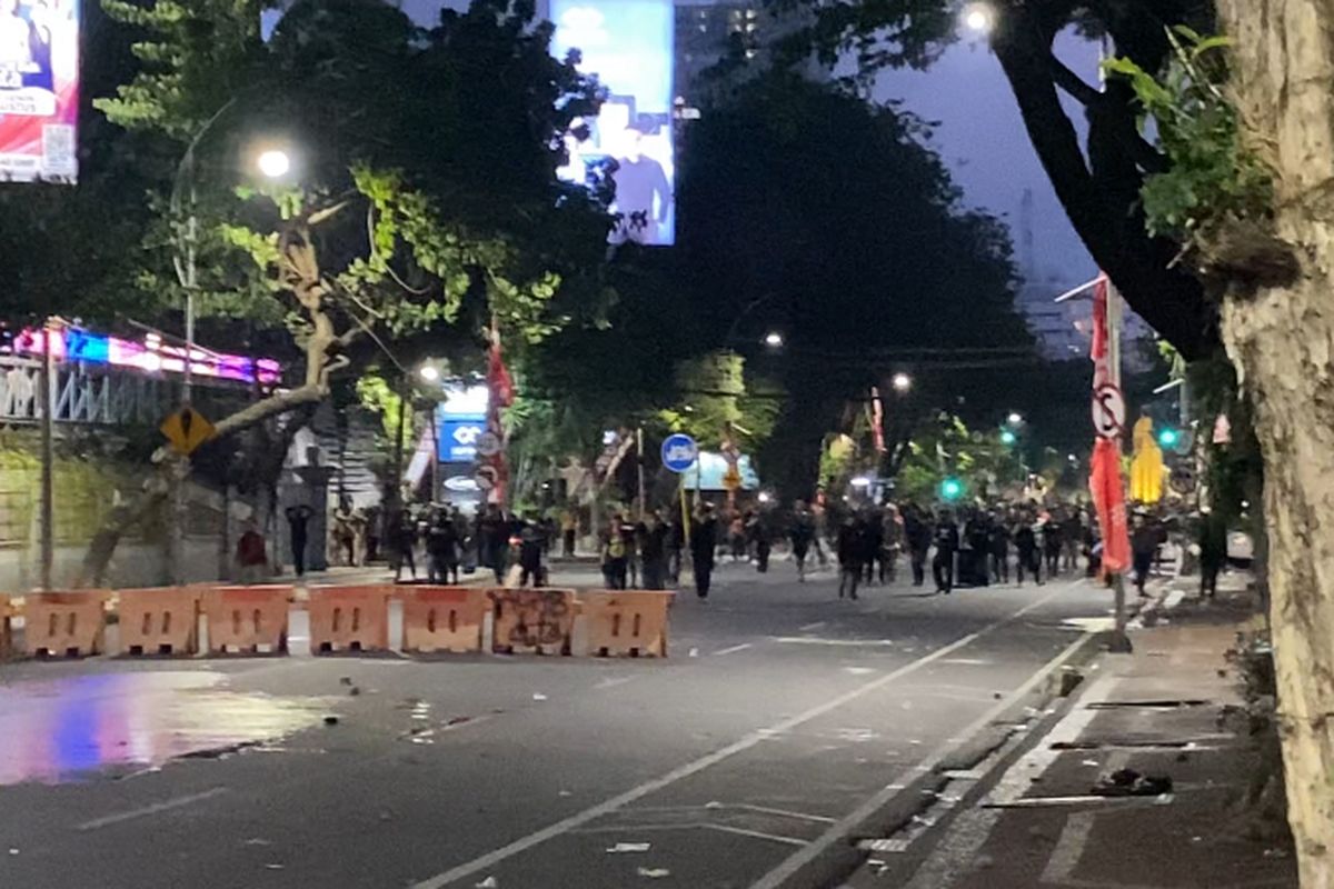 Aksi solidaritas, polisi, Gedung Negara Grahadi, Gedung Grahadi, Grahadi, demo Surabaya, affan kurniawan, Demo Surabaya, Polisi Terus Berjaga di Depan Gedung Negara Grahadi