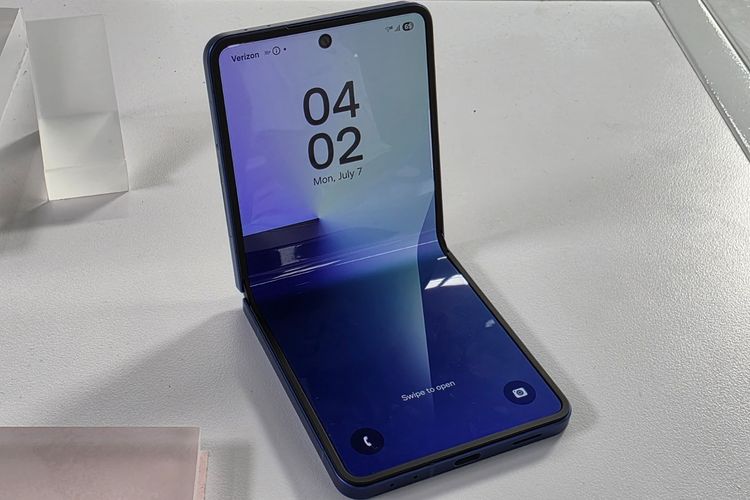 Samsung, ponsel lipat, Galaxy Z Flip 7, Galaxy Unpacked, Samsung Galaxy Z Flip 7, Samsung Z Flip 7, Spesifikasi Samsung Z Flip 7, smartphone lipat, HP lipat, samsung z flip 7, samsung galaxy z flip 7, spesifikasi samsung z flip 7, harga samsung z flip 7, PO samsung galaxy z fold 7, pembelian samsung galaxy z fold 7, fitur samsung galaxy z fold 7, harga samsung galaxy z fold 7, HP Lipat Samsung Galaxy Z Flip 7 Resmi, Layar Depan, Spesifikasi Samsung Z Flip 7, Chipset Exynos 2500, One UI 8 berbasis Android 16, Harga Samsung Galaxy Z Fold 7 di Indonesia, Cara PO Samsung Z Fold 7 dan benefitnya