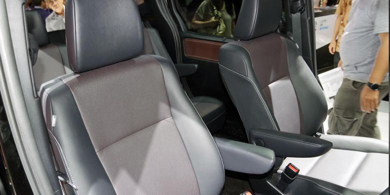 toyota voxy, Mobil Keluarga, Dirly Idol, pengalaman berkendara, Pengalaman Dirly Idol Pakai Toyota Voxy Selama 5 Tahun, Toyota Voxy: Mobil Keluarga Ideal Menurut Dirly Idol, Kelebihan Ruang Kabin Toyota Voxy, Fitur Fungsional dan Performa Mesin yang Memuaskan, Kekurangan yang Perlu Diperhatikan, Rutin Melakukan Perawatan Berkala, Kesimpulan