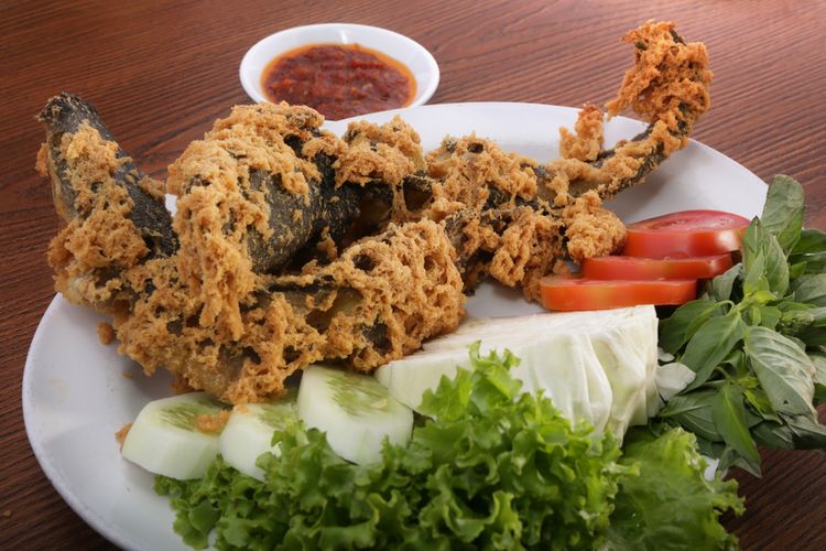 lele goreng, cara bikin lele goreng enak, Rahasia Lele Goreng Enak dan Meresap ala Warung Kaki Lima, 1. Pilih lele segar, 2. Marinasi dengan bumbu halus dan jeruk nipis, 3. Goreng dengan minyak yang cukup dan suhu stabil, 4. Sajikan dengan sambal hijau pedas