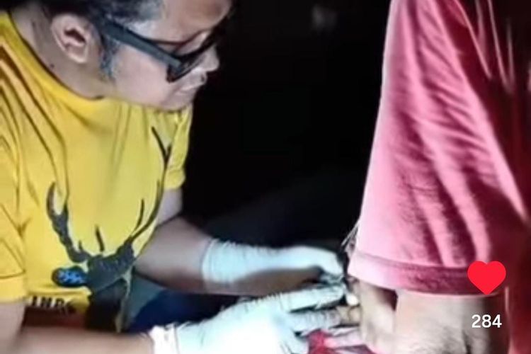 Dokter Yose, Aceh Tamiang, banjir Aceh Tamiang, banjir aceh, banjir sumatera, bencana sumatera, dokter yose, Kisah Dokter Yose, Ubah Warung Kopi di Aceh Tamiang Jadi Klinik Darurat, Sempat terjebak di Aceh Tamiang, Perjalanan menuju Aceh Tamiang, Warkop jadi klinik darurat, Berburu benang jahit