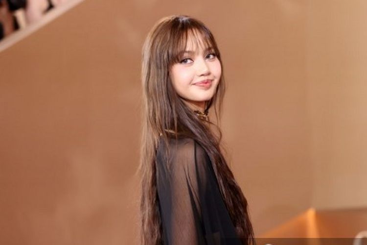 Lisa BLACKPINK Tampil Edgy di Red Carpet Golden Globes, Intip Gayanya!