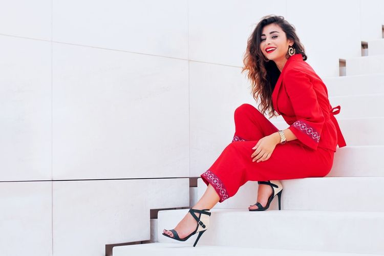 perempuan 50 tahun ke atas, 10 Tips Nyaman Pakai Heels untuk Perempuan 50+, 1. Pilih tinggi hak yang tidak berlebihan agar tetap stabil, 2. Gunakan hak yang lebih tebal untuk keseimbangan, 3. Perhatikan posisi hak pada sepatu, 4. Pilih ujung sepatu yang tidak sempit agar jari bebas bergerak, 5. Gunakan model heels yang lebih nyaman dan stabil, 6. Pertimbangkan ukuran yang sedikit lebih besar, 7. Pilih desain yang memiliki dukungan tambahan, 8. Gunakan bantalan tambahan untuk kenyamanan ekstra, 9. Biasakan sepatu sebelum dipakai lama, 10. Lakukan peregangan kaki sebelum dan sesudah memakai heels
