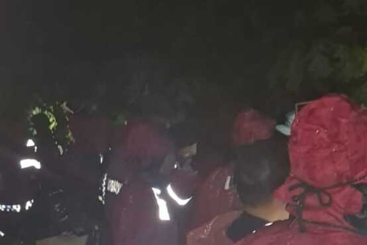 longsor bandung, longsor jawa barat, longsor Desa Wargaluyi, longsir di arjasari bandung, longsor di cidadap, Longsor di Dua Titik Bandung, Polisi Evakuasi 100 KK, Pencarian Korban Terus Berlanjut