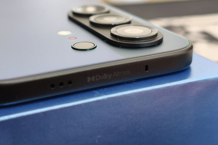 Tecno, ponsel, Tecno Camon 50, Kesan Pertama Menggenggam Tecno Camon 50, Desain Dual Tone yang Memikat Mata