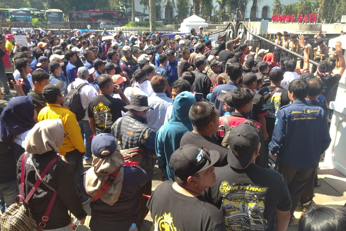 Larangan study tour, Gubernur Jawa Barat, Dedi Mulyadi, sopir bus pariwisata, Larangan Study Tour, larangan study tour, gubernur jawa barat, Sopir Bus Nganggur Usai Larangan Study Tour: Disuruh Nyangkul, Gaji Tak Sampai Rp1 Juta, Dampak Terasa Sampai Akar Rumput, Protes di Gedung Sate: Cabut Larangan Study Tour!, Kritik: Gubernur Dinilai Tidak Responsif, Respons Dedi Mulyadi: Semakin Jelas Itu Hanya Piknik