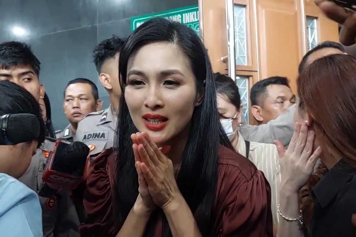 Sandra Dewi, Harvey Moeis, kasus korupsi timah, Sandra Dewi Cabut Gugatan, Gugatan Keberatan atas Penyitaan Aset, Mengapa Sandra Dewi Cabut Gugatan Keberatan atas Penyitaan Aset dalam Kasus Korupsi Timah?, Keputusan Hakim atas Pencabutan Keberatan, Kuasa Hukum Sandra Dewi Bungkam soal Alasan Pencabutan, Aset yang Disita dan Dampaknya pada Sandra Dewi, Kerugian Negara Akibat Kasus Korupsi Timah, Keterlibatan Harvey Moeis dalam Kasus Korupsi Timah