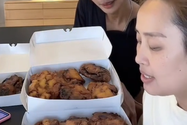 Pinkan Mambo, pinkan mambo jualan donat, donat pinkan mambo, pinkan mambo jualan pisang goreng, Usai Donatnya Viral, Pinkan Mambo Jual Pisang Goreng Rp 30.000 Per Potong, Pisang Goreng “Caramelized” ala Pinkan Mambo, Harga Fantastis dan Ragam Topping, Dari Donat hingga Lauk Rumahan, Alasan Banting Setir ke Bisnis Kuliner