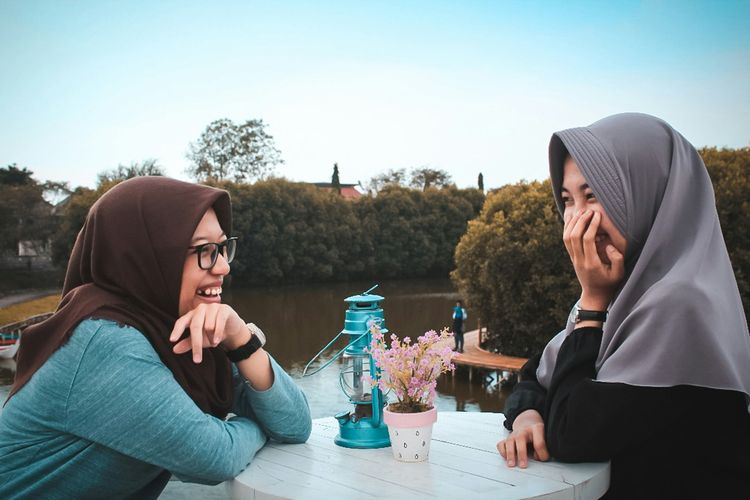kesehatan mental, menjaga kesehatan mental, cara menjaga kesehatan mental, tips menjaga kesehatan mental, bagaimana cara menjaga kesehatan mental, tips kesehatan mental, cara menjaga mental health, 10 Cara Menjaga Kesehatan Mental Setiap Hari Menurut Psikolog, 1. Curahkan perasaan kamu, 2. Makan dengan baik dan seimbang, 3. Tetap terhubung dengan orang lain, 4. Ambil waktu jeda dari rutinitas, 5. Menerima diri sendiri apa adanya, 6. Tetap aktif dan bergerak, 7. Hindari minum alkohol, 8. Jangan ragu minta bantuan, 9. Lakukan kegiatan yang kamu sukai, 10. Peduli terhadap sesama