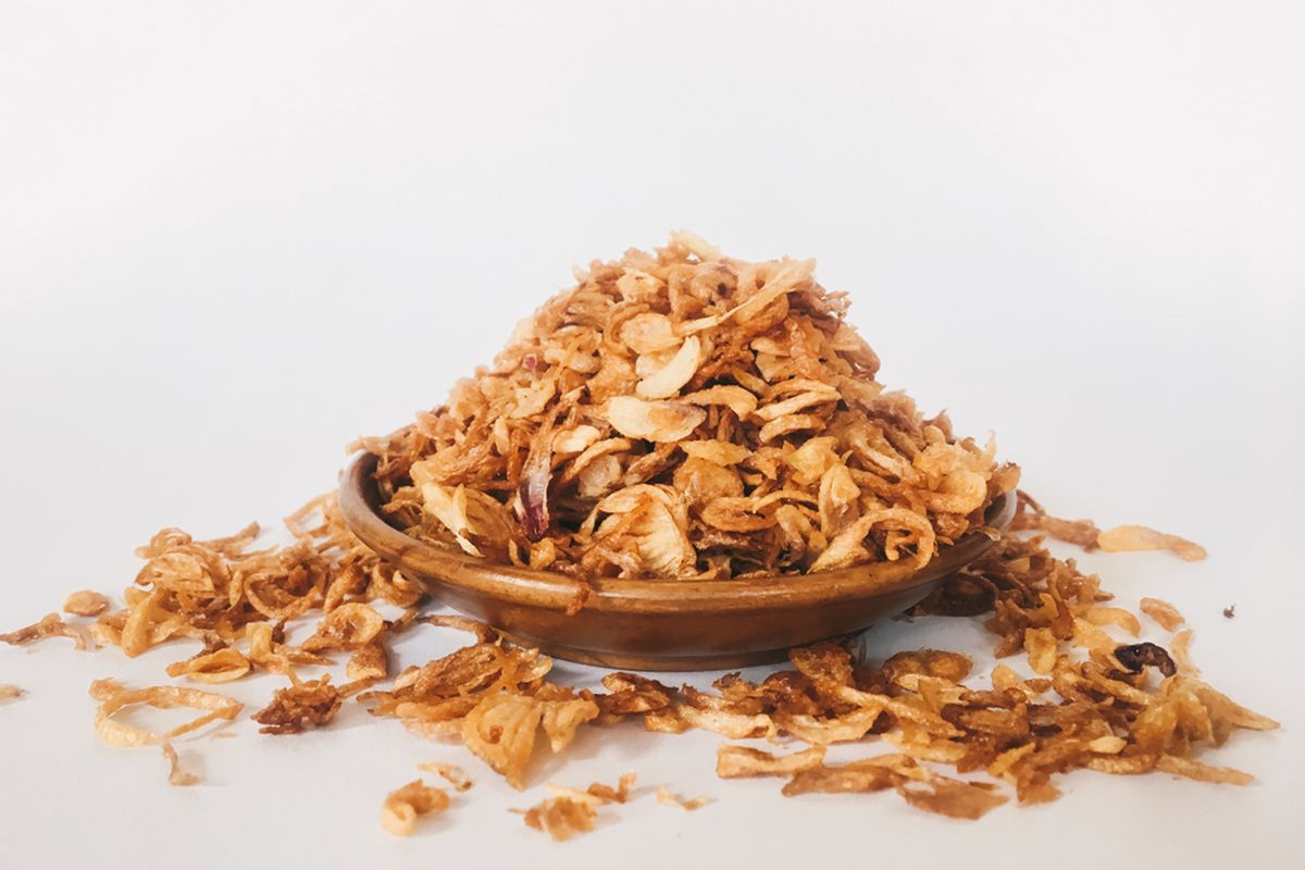 TasteAtlas, Bawang Goreng Renyah, tasteatlas, bawang goreng renyah, resep bawang goreng renyah tahan lama, kuliner indonesia terenak, Bawang Goreng Jadi Kuliner Terbaik Indonesia, Ini Tips Buatnya, Bawang Goreng Dinobatkan Kuliner Terbaik TasteAtlas, Kunci Utama Bikin Bawang Goreng Renyah, Rahasia Kenikmatan: Rendam dan Angin-anginkan, Tepung Maizena atau Terigu? Pilih yang Sesuai, Minyak Kelapa untuk Hasil Lebih Harum dan Gurih, Teknik Menggoreng dan Meniriskan yang Benar, Simpan dalam Wadah Kedap Udara