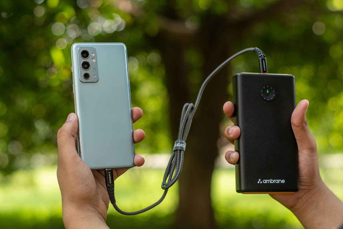 power bank, power bank di pesawat, Aturan membawa power bank di pesawat, Maskapai penerbangan yang larang penggunaan power bank, Maskapai Ini Larang Total Penggunaan Power Bank Selama Penerbangan