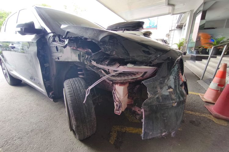 mobil listrik tabrak hotel, MG masuk lobi hotel di Klaten, MG tabrak hotel di Klaten, kronologi mg tabrak hotel, Kronologi Mobil Listrik Tabrak Pintu Kaca Hotel di Klaten