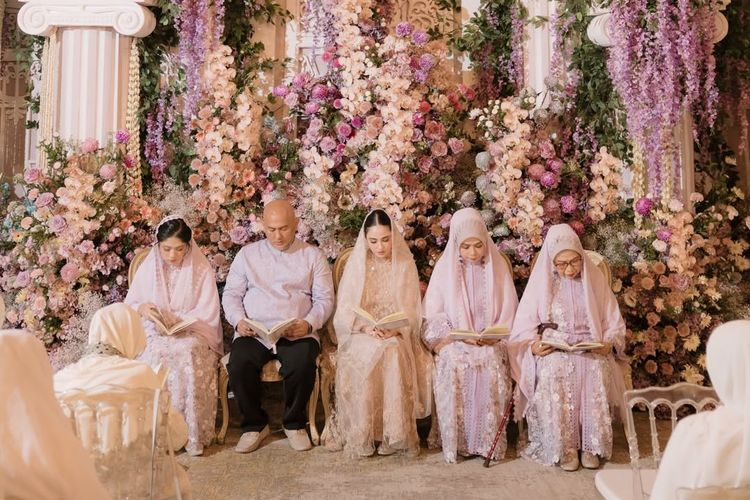 6 Detail Style Syifa Hadju Saat Pengajian Jelang Nikah, Nuansa Pastel, 1. Busana Bernuansa Pastel yang Lembut, 2. Siluet Longgar, 3. Material Lace dan Tulle yang Mewah, 4. Veil Panjang yang Dramatis, 5. Makeup Soft Glam yang Natural, 6. Aksesori Minimalis yang Berkelas