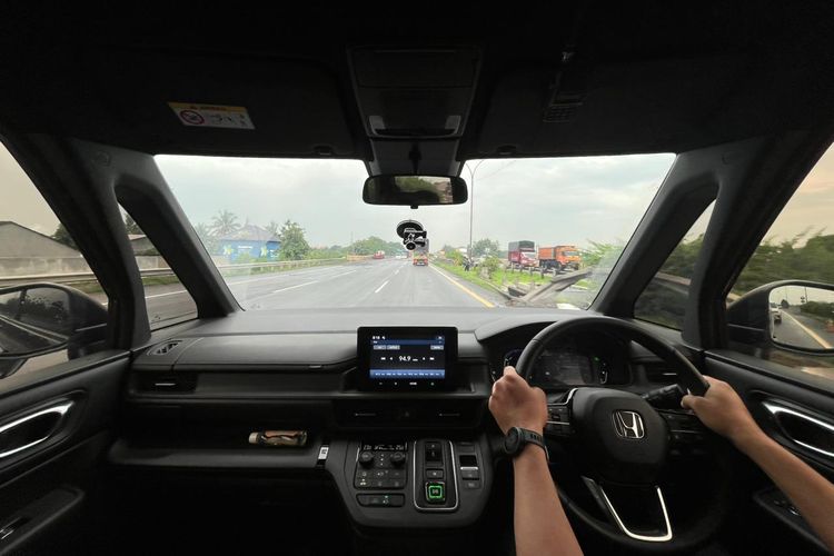 Honda Step WGN e:HEV, perjalanan jauh, kenyamanan kabin, Kenyamanan Honda Step WGN e:HEV: Cocok untuk Keluarga Semua Usia