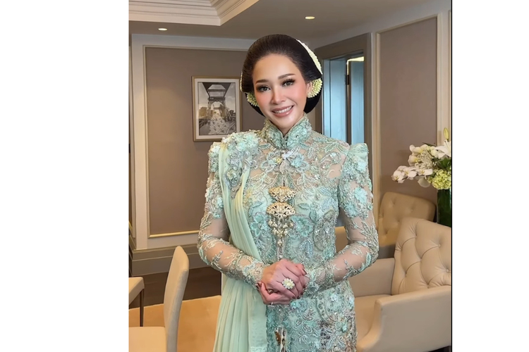 Maia Estianty, pernikahan al ghazali dan alyssa daguise, akad al ghazali, penampilan maia estianty di acara akad al, maia estianty dan ahmad dhani, maia estianty di pernikahan al ghazali, Tampil Fresh di Akad Al Ghazali, Maia Estianty Kenakan Kebaya Mint Rancangan Anne Avantie, Kebaya mint dengan bordir mewah rancangan Anne Avantie, Tatanan rambut tradisional yang menawan, Makeup flawless yang natural elegan, Momen haru dampingi Al Ghazali ke meja akad bersama Ahmad Dhani