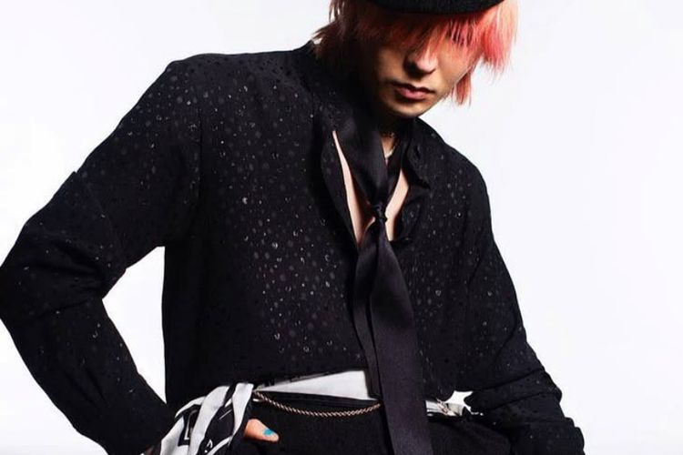 style ala G-Dragon, g-dragon usia, konser g-dragon jakarta 2025, style g-dragon, 6 Style Nyentrik ala G-Dragon, Enggak Pernah Salah Kostum!, 1. Setelan Biru Muda dengan Sentuhan Kasual, 2. All Black dengan Aksen Bling-bling, 3. Cardigan Biru dengan Rambut Oranye, 5. Denim Total dengan Aksen Colorful, 6. Street Style Pink Minimalis
