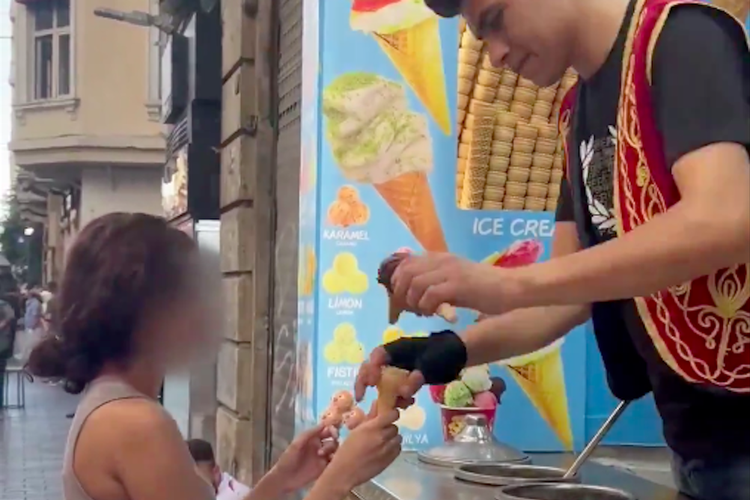 es krim Turki, penjual es krim Turki, atraksi es krim Turki, es krim Beyoglu Turki, pelecehan penjual es krim Turki, atraksi pelecehan penjual es krim Turki, Penjual Es Krim di Turki Lecehkan Pembeli saat Atraksi, Kedai Langsung Ditutup Pemerintah