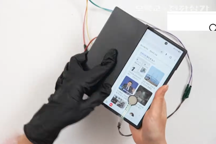 Samsung, YouTuber, durability test, Samsung Galaxy Z TriFold, Samsung TriFold, Ketika HP Lipat Tiga Samsung Galaxy Z TriFold Dibuka-Tutup Barbar 200.000 Kali...