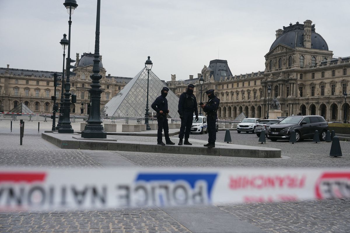 Museum Louvre, Paris, perancis, pencurian museum louvre, pencuri museum louvre ditangkap, Pencuri Museum Louvre Ditangkap di Bandara Paris, Diduga Berusaha Kabur ke Luar Negeri