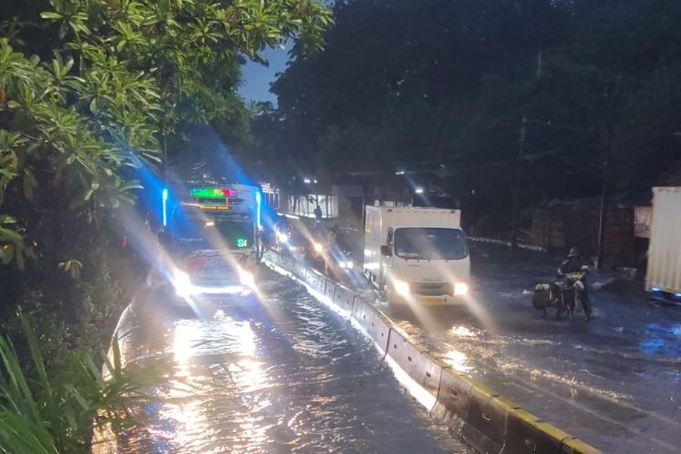 Transjakarta, bus Transjakarta, banjir, Daftar Rute Bus Transjakarta yang Terimbas Banjir Hari Ini