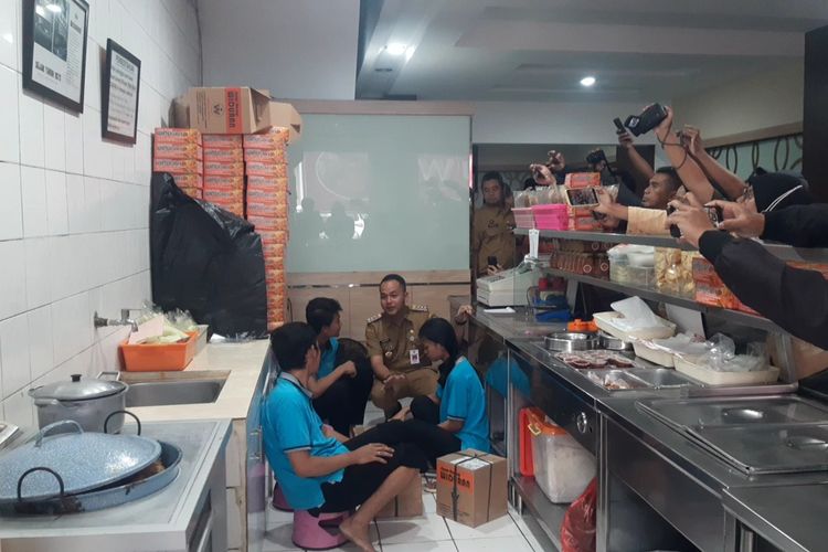 ayam goreng widuran non halal, ayam goreng widuran ditutup sementara, ayam goreng widuran foto, awal mula ayam goreng widuran nonhalal viral, kenapa ayam goreng widuran nonhalal, Awal Mula Ayam Goreng Widuran Solo Nonhalal, Kini Tutup Sementara, Awal mula status nonhalal Ayam Goreng Widuran viral, Mayoritas pelanggan Ayam Goreng Widuran nonmuslim, Tutup sementara, Respons Kementerian Agama, Sudah cantumkan label nonhalal