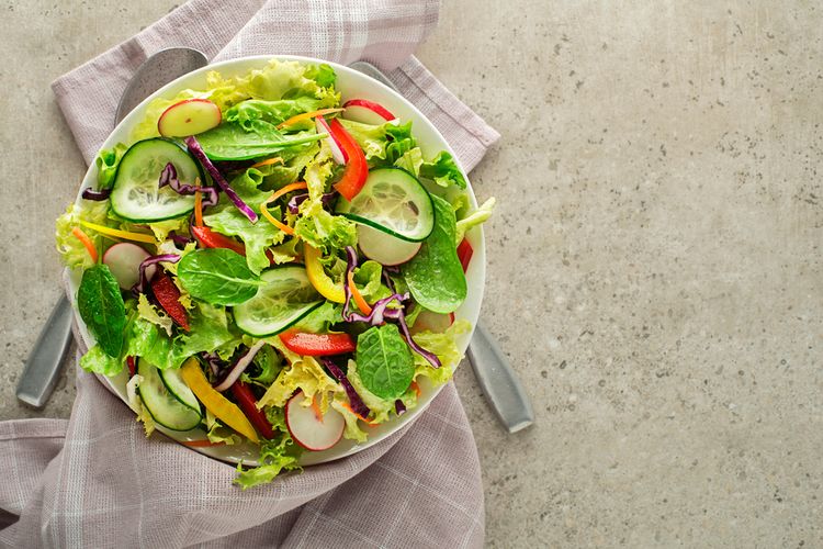 tips diet, pola makan, Diet Sehat Tak Harus Ekstrem, Ini Saran Pakar Nutrisi agar Konsisten, Mulai dari perubahan kecil, Perbanyak sayur, kacang, dan makanan alami, Fokus menambah makanan sehat, Terapkan prinsip “makan pelangi”, Seimbangkan natrium dan kalium, Perbanyak makanan nabati dalam menu harian, Jaga imunitas lewat pola makan, Diet Mediterania untuk otak dan emosi, Pahami dampak makanan pada tubuh secara menyeluruh, Kesehatan usus sebagai fondasi diet