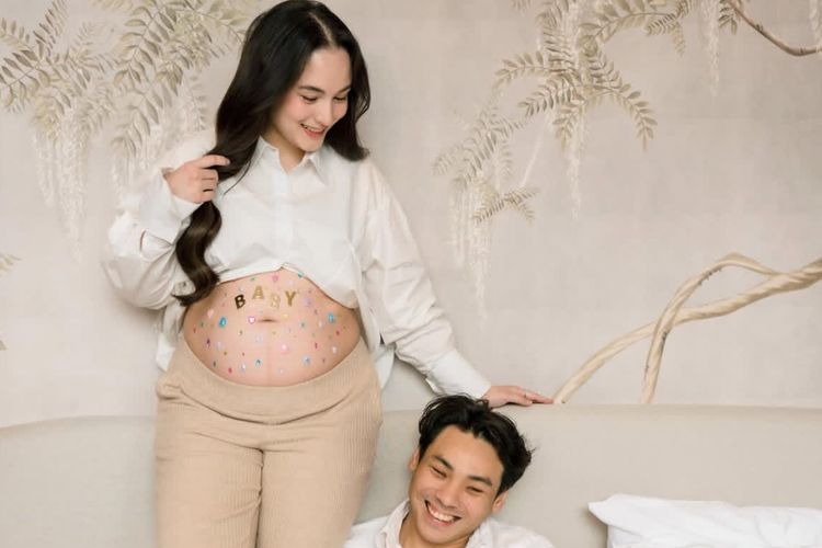 maternity shoot, Chelsea Islan Kabarkan Kehamilan, Intip Gaya Maternity Shoot-nya, Tampil berbalut kemeja putih simpel, Sentuhan manis pada baby bump, Rambut yang dibiarkan terurai, Riasan natural yang menonjolkan pregnancy glow, Tampil lebih elegan dengan warna earth tone
