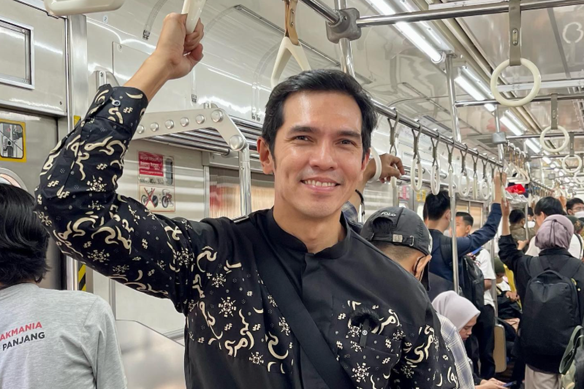 Transportasi umum, adrian maulana, naik krl, artis adrian maulana, profil adrian maulana, Profil Adrian Maulana, Presenter yang Pilih Naik KRL ke Kantor Meski Dicibir ‘Artis Kere’