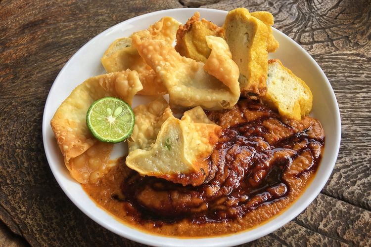 Indonesia, 20 Kuliner Indonesia yang Mendunia Versi TasteAtlas 2026, 1. Sate kambing, 2. Soto betawi, 3. Siomay, 4. Batagor, 5. Pisang goreng, 6. Nasi goreng ayam, 7. Bubur ayam, 8. Perkedel, 9. Ayam goreng, 10. Klepon, 11. Pempek, 12. Rawon, 13. Nasi Uduk, 14. Tempeh mendoan, 15. Pecel, 16. Bebek goreng, 17. Ikan bakar, 18. Sambal terasi, 19. Ayam penyet, 20. Odading
