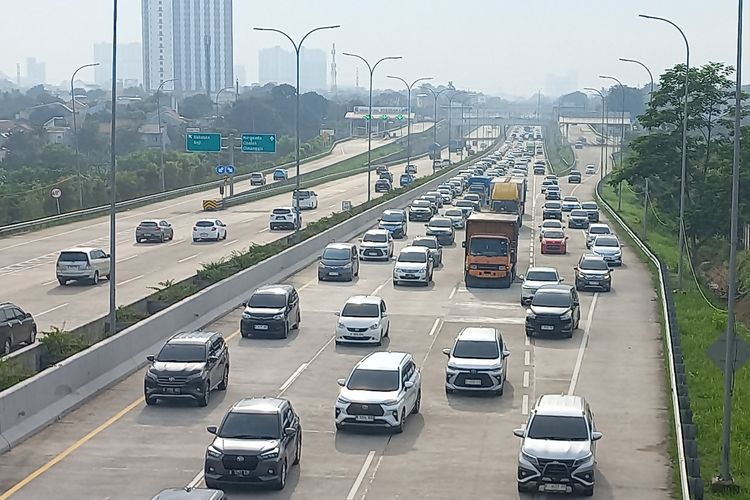 Perbaikan jalan, tol cijago, kepadatan lalu lintas, Cinere-Jagorawi, Translingkar Kita Jaya (TLKJ), Tol Cijago Macet Pagi Ini, Ada Perbaikan Jalan