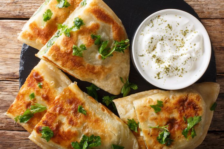 Lebaran, Bosan Ketupat dan Opor? Coba 7 Kuliner Timur Tengah dan Sekitarnya untuk Lebaran, 1. Baklava (Turki), 2. Sheer Khurma (India, Pakistan, Bangladesh), 3. Maamoul (Lebanon, Yordania, Suriah), 4. Tajine (Maroko), 5. Lokum/Turkish Delight (Turki), 6. Bolani (Afghanistan), 7. Biryani (India &amp; Timur Tengah)