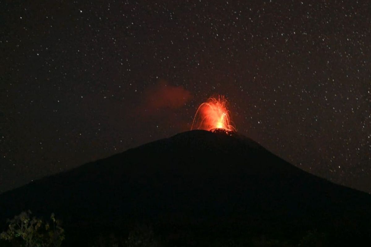 Gunung Ile Lewotolok, Nusa Tenggara Timur, Gunung Ile Lewotolok Berstatus Siaga, erupsi Gunung Ile Lewotolok, Erupsi Gunung Ile Lewotolok Disertai Dentuman dan Material Pijar