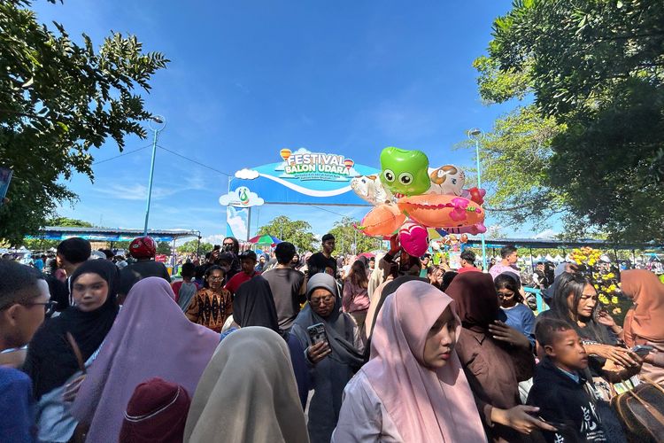 Kendala Angin Kencang Warnai Festival Balon Udara di Solo, Sejumlah Balon Sobek