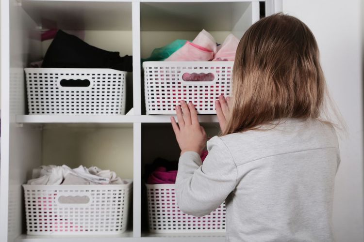 decluttering, menimbun barang, kebiasaan menimbun barang, barang lama, barang tidak terpakai, tips decluttering, cara membuang barang lama, decluttering untuk pemula, cara mengatasi kebiasaan membuang barang, 6 Cara Mengatasi Kebiasaan Menimbun Barang Menurut Psikolog, 1. Mulai dari skala kecil, 2. Sortir barang, 3. Pakai aturan waktu, 4. Lihat fungsinya, 5. Berikan arti baru, 6. Mendapatkan bantuan profesional
